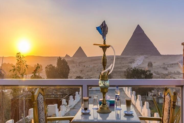Giza: Dinner with Pyramids All Around You at Rooftop7000