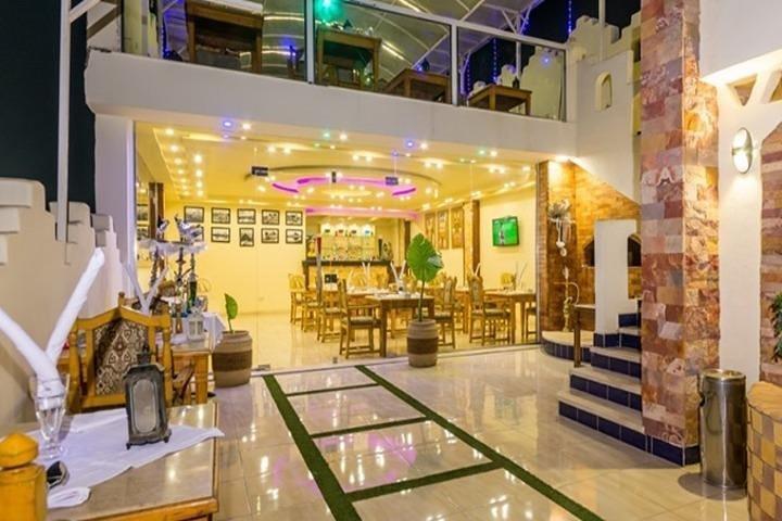Giza: Dinner with Pyramids All Around You at Rooftop7000