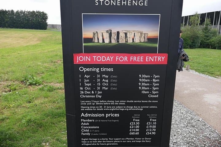 Private Round Trip from London to Stonehenge & Salisbury & Bath