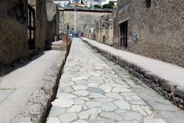Transfer from Naples to Sorrento with a stop at Pompeii and Mt Vesuvius(1-8 PAX)