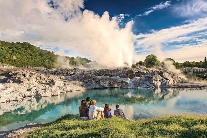 Private Tour - Hobbiton Movie Set & Te Puia (Rotorua)