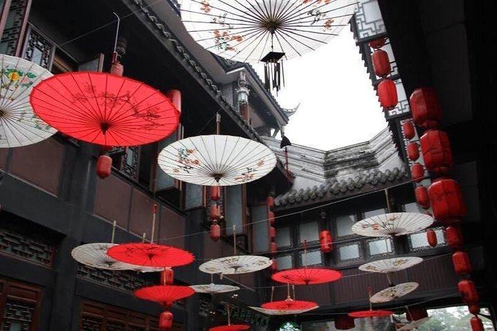 Leshan Giant Buddha and Jinli Ancient Street Day Tour