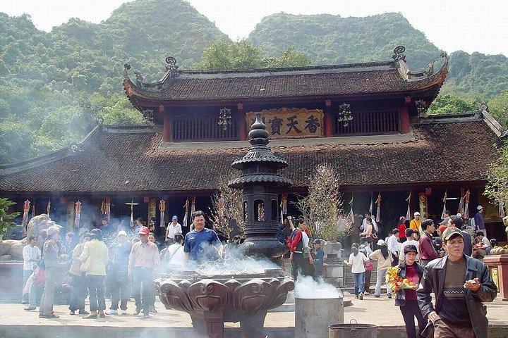 Round- Trip Hanoi - Perfume Pagoda Private Vehicle Charter