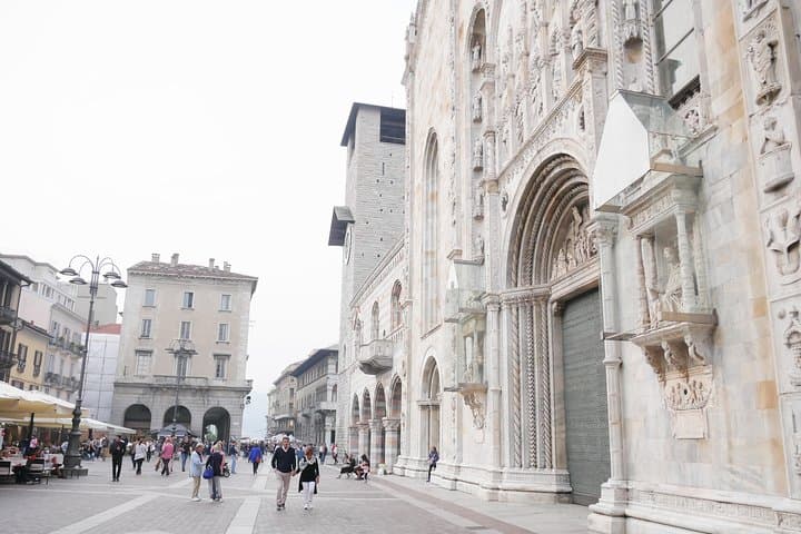 Como city and its History Exclusive Walking Tour (1 h from Milan)