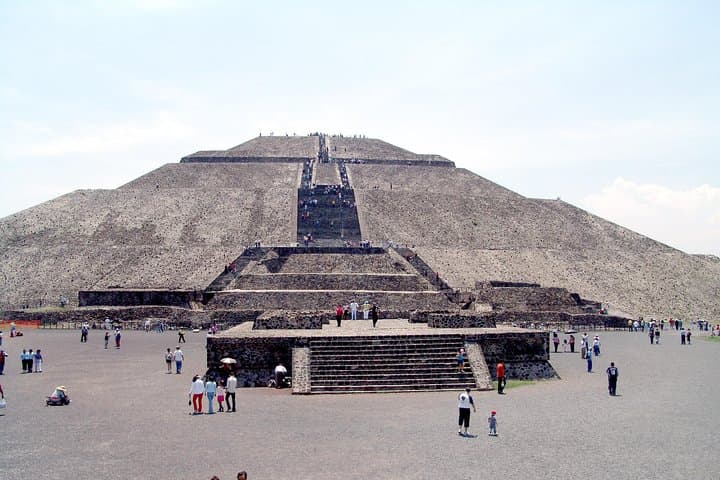 Small VIP Group: Teotihuacan Pyramids and Shrine of Guadalupe with lunch