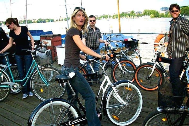 ENGLISH GUIDED BIKE TOUR HAMBURG - Alsterlake District (min.4)