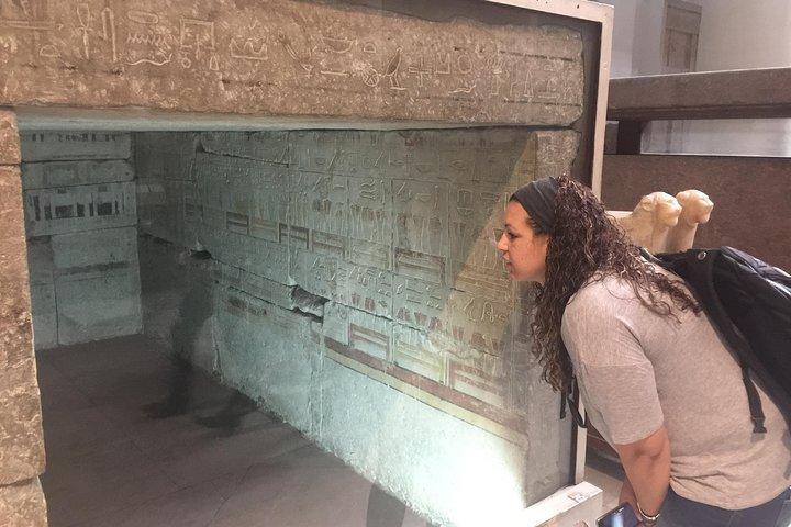 Day Tour To Pyramids of Giza and Egyptian Museum