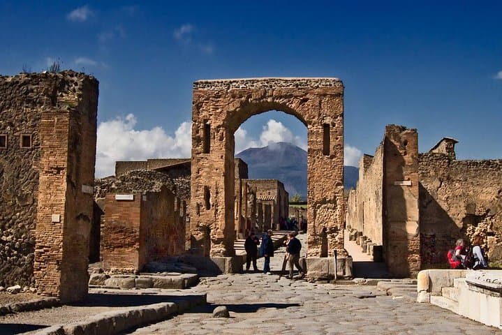 Pompeii Ruins visit for 3 hours (round-trip included)