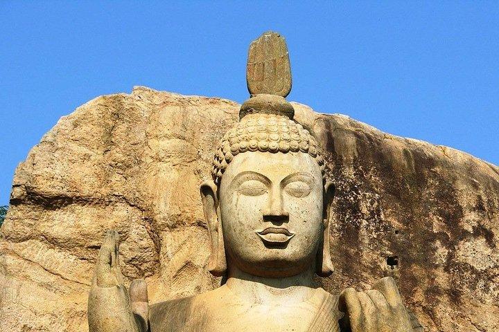 Aukana and Anuradhapura Day Tour From Colombo