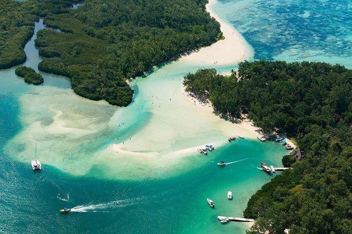 Speedboat Ile aux Cerfs + GRSE Waterfall, BBQ and Bar