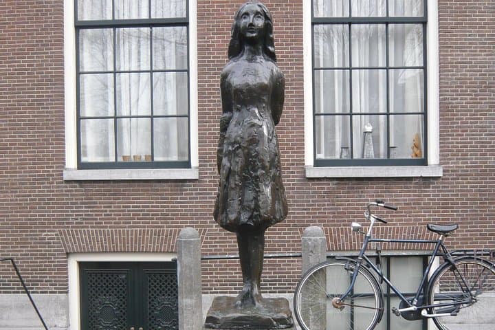 2-Hour Private Anne Frank Walking Tour with Drink
