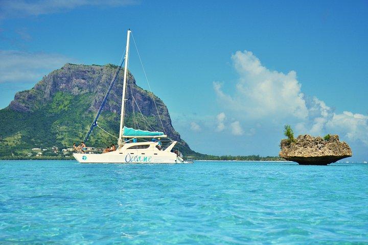 Black River: Full Day shared Catamaran Bénitiers island & Dolphin