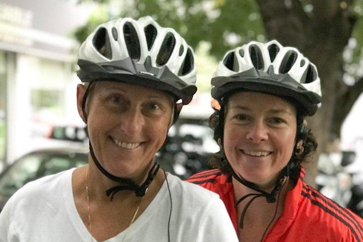 Athens by E-Bike: Monuments, Food & Transfers (Cruise Tour)