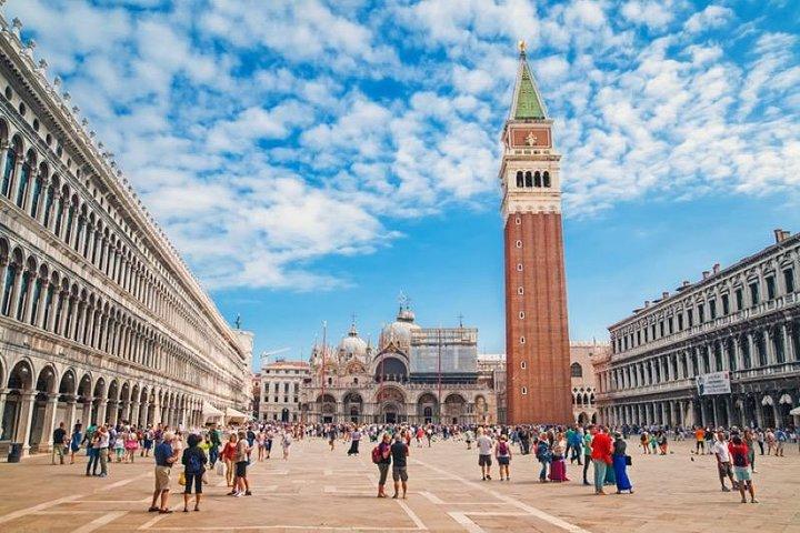 A private walking and gondola tour in Venice