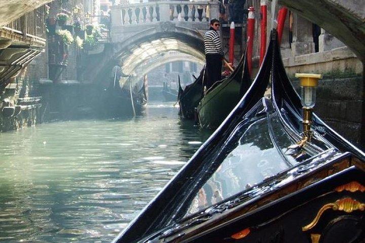 A private walking and gondola tour in Venice