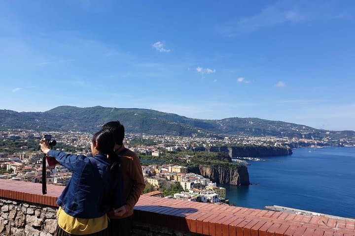 Private transfer from Naples to Amalfi with tour stop in Pompeii (2 hours)