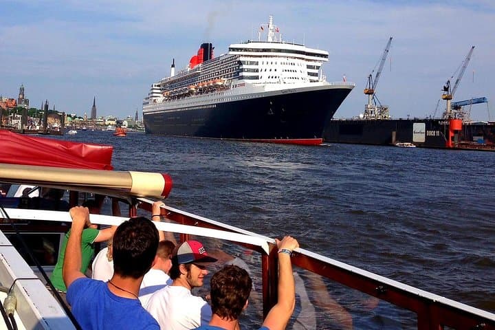 2 HOURS ENGLISH PRIVATE BOAT TOUR through the port of Hamburg
