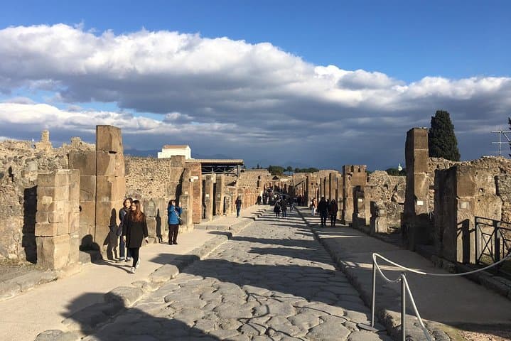 3-Hours Private Walking Tour in Pompeii with an Archaeologist