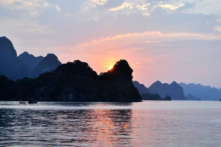 3-Day Luxury Bai Tu Long Bay Cruise on the Dragon Pearl Junk Boat