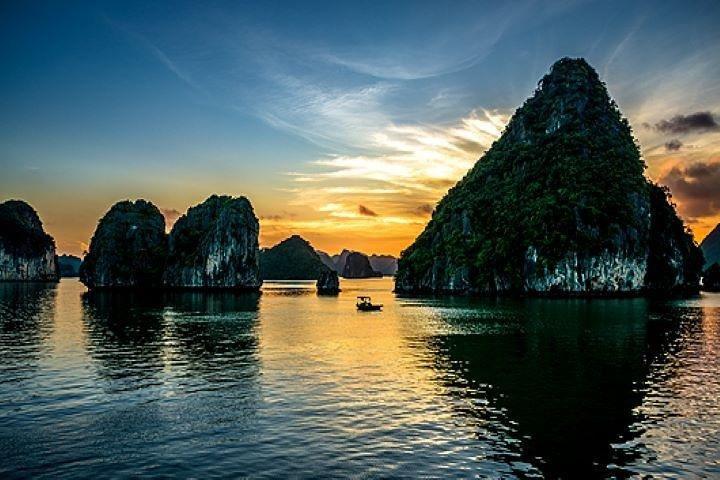3-Day Luxury Bai Tu Long Bay Cruise on the Dragon Pearl Junk Boat