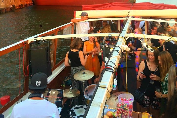 2 HOURS ENGLISH PRIVATE BOAT TOUR through the port of Hamburg