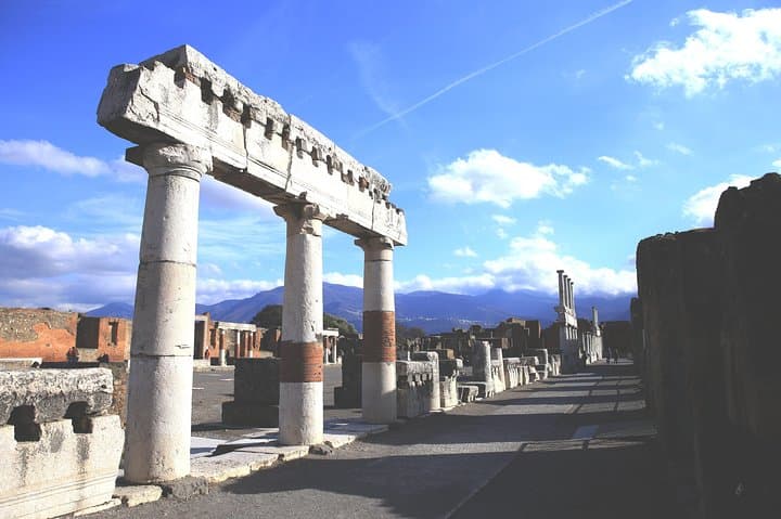 Skip-the-Line Best of Pompeii in one Day Tour w Local Guide & new opened houses