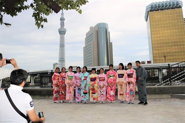 Ride a rickshaw wearing a kimono in Asakusa! Enjoy authentic traditional culture!