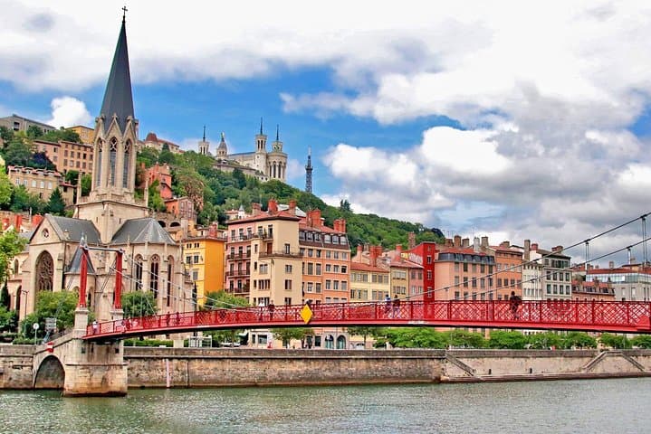 Private Transfer: Lyon Airport LYS to Lyon City in Luxury Van