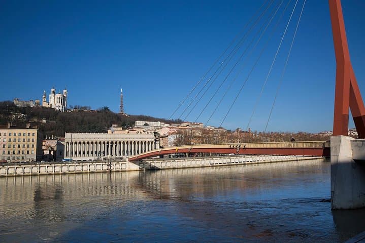 Private Transfer: Lyon Airport LYS to Lyon City in Luxury Van