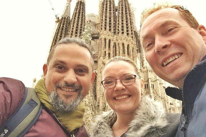 Barcelona: Private Food & Drink Tour + Sagrada Família Tickets