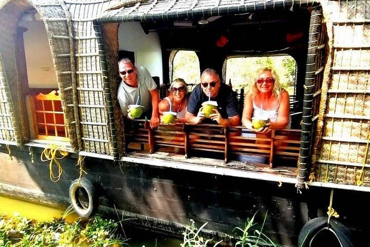 4 Days Best of Kerala Tour with Private Houseboat, Sightseeing & Car