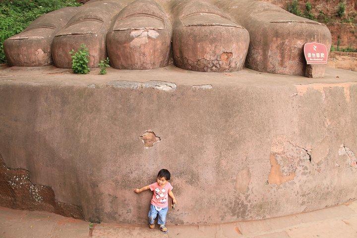 1-Day Chengdu Layover Tour: Leshan Giant buddha with Round Airport Transfer