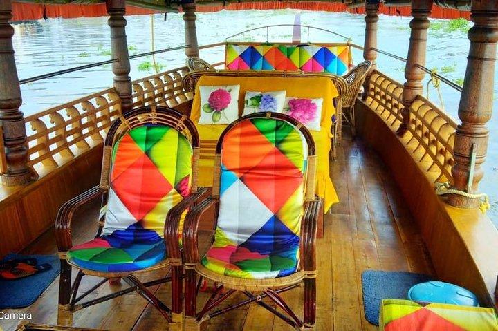 Kochi Private Tour: Kerala Backwater Shikara (Shaded Canoe Boat) Day Cruise