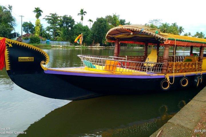Kochi Private Tour: Kerala Backwater Shikara (Shaded Canoe Boat) Day Cruise