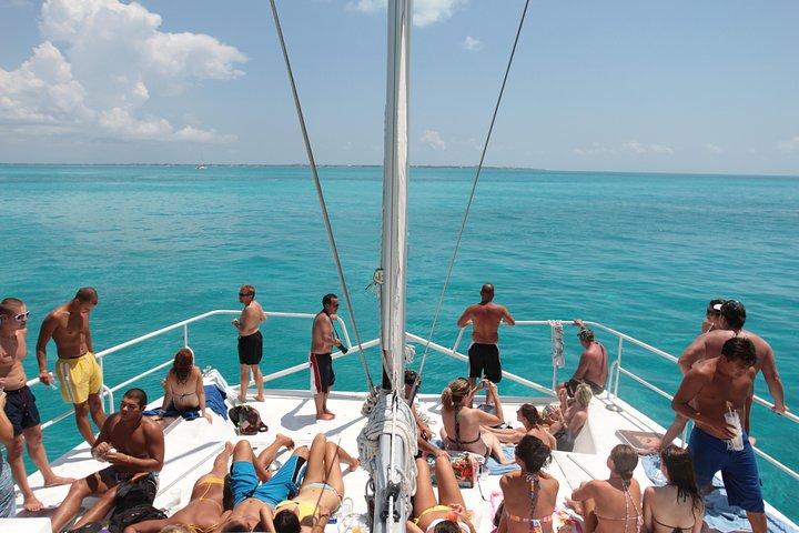 Catamaran Sailing to isla mujeres open bar included
