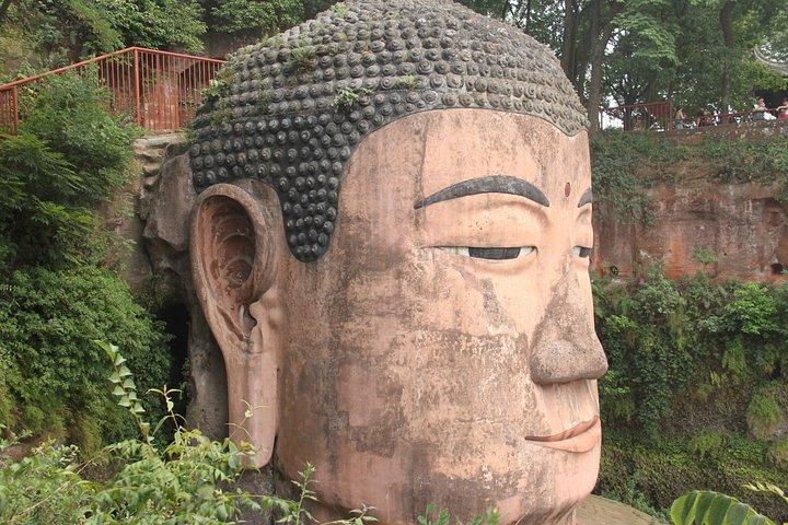 1-Day Chengdu Layover Tour: Leshan Giant buddha with Round Airport Transfer