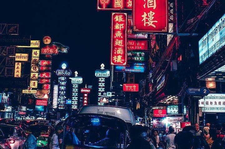 Bangkok Night Tour By TUK-TUK Visiting Wat Pho & Giant Swing (Private)