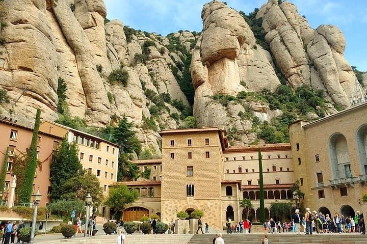 Montserrat wine tasting & Sitges -Reduced group hotel pick up from Barcelona