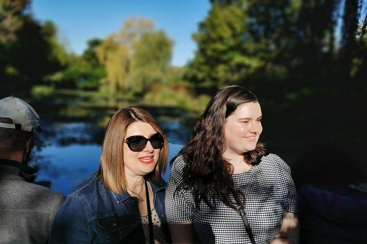 Giverny and Versailles Full-Day Private Guided Tour with Hotel Pickup