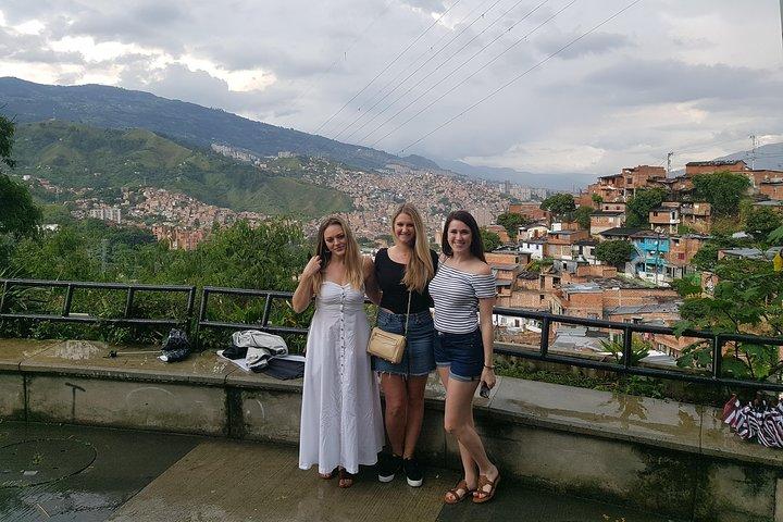 The Best Comuna 13 Graffiti Tour, Plaza Botero and Cable cars