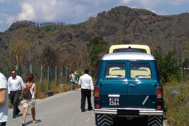 Vintage Van Experience: Tour and Transfer to Mt. Vesuvius