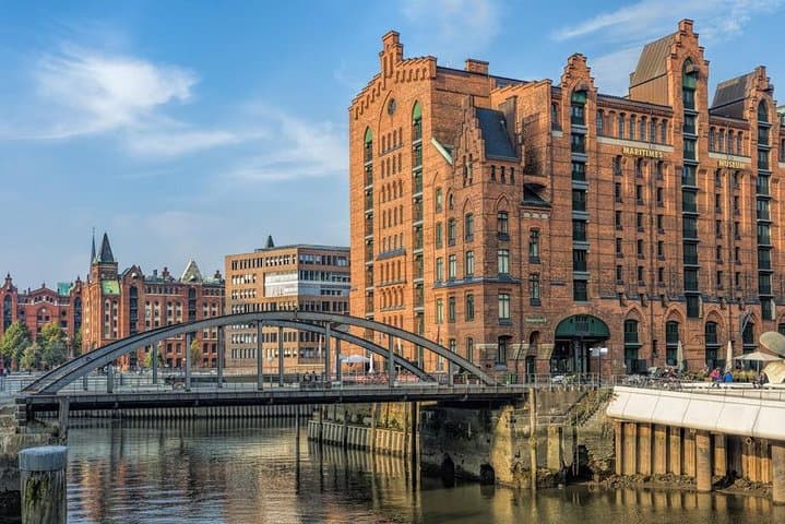 Airport Transfer: Hamburg Airport HAM to Hamburg by Business Car