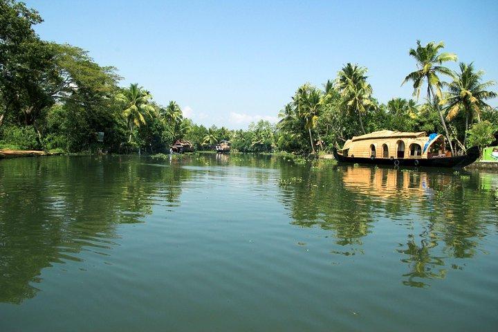 Trivandrum Private Tour: Overnight Alleppey Backwaters Houseboat Cruise
