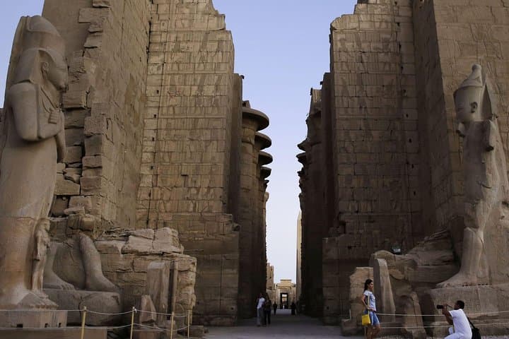 Cairo: Overnight all inclusive tour in Luxor & Hot air Balloon by Plane