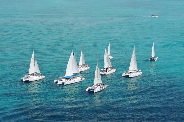 Catamaran Sailing to isla mujeres open bar included