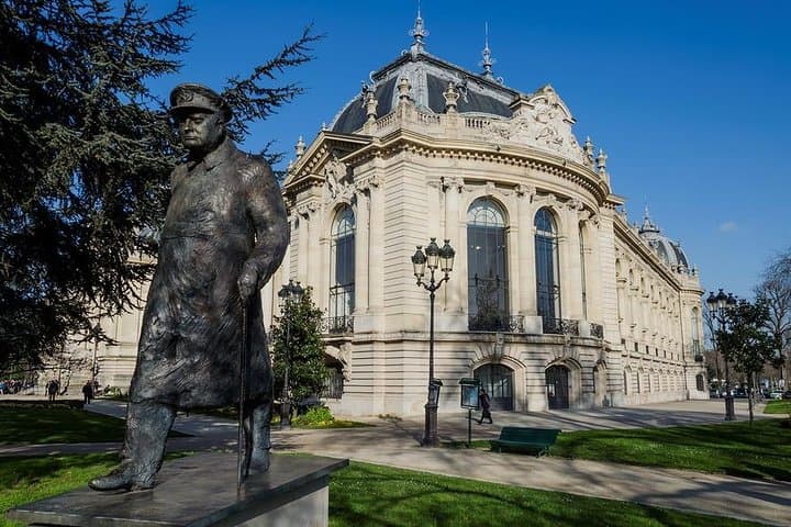 Half-Day Private Guided Walking Historic WW2 Tour of Paris
