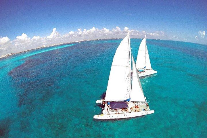 Go to Isla Mujeres In a catamaran with all inclusive from Cancun book now!