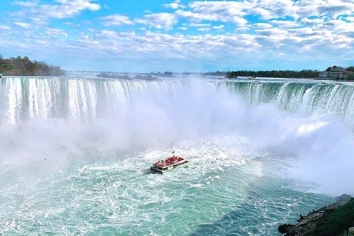 Niagara Falls Canada 3-Hour Tour with Boat and Behind the Falls