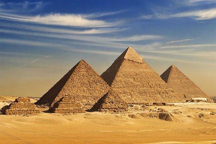 Giza: Dinner with Pyramids All Around You at Rooftop7000