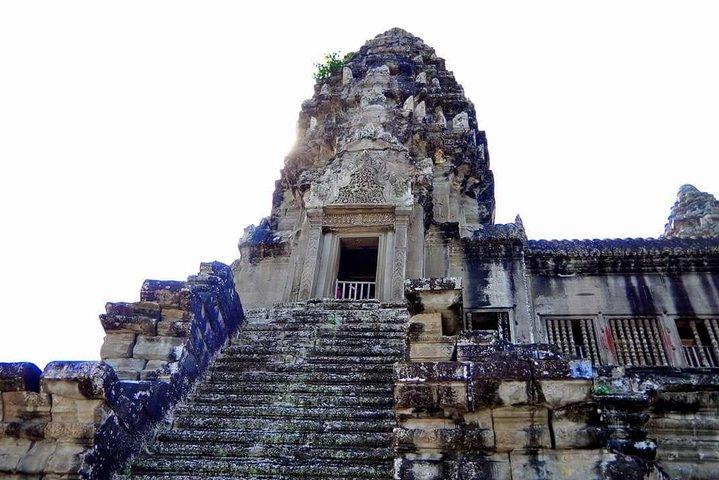 Three major archaeological sites, Angkor Wat Temple, Angkor Thom Temple, Ta Prohm Temple "One-day small turn course"